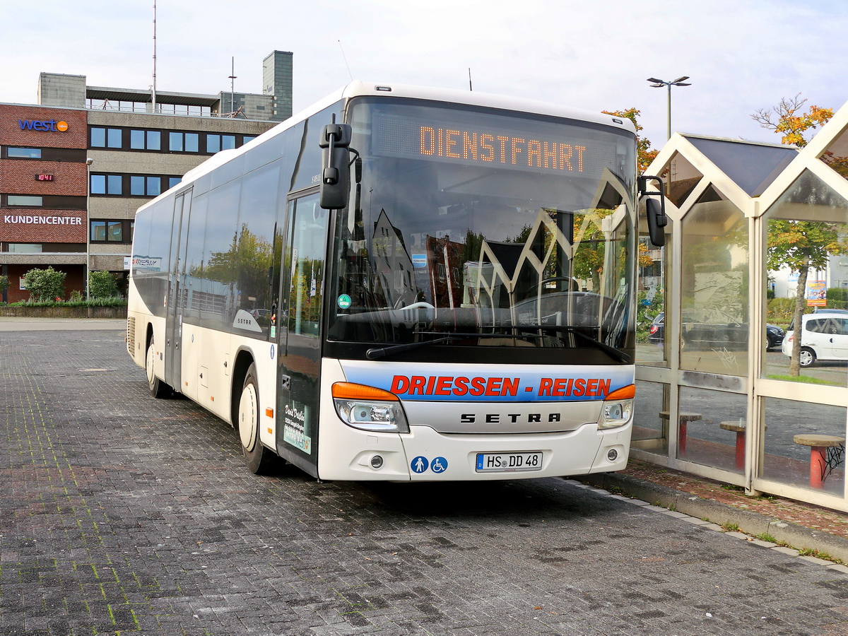 Geilenkirchen am 08. Oktober in  Setra S 415 LE business der Driesen-Reisen aus Gangelt-Birgden. 