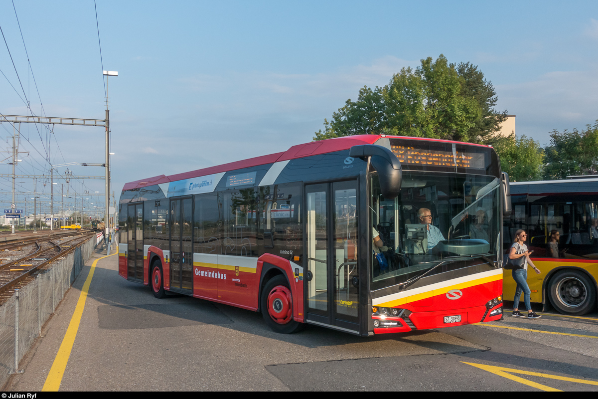 Gemeindebus Freienbach Solaris Urbino 12 am 23. September 2017 am Bahnhof Pfäffikon SZ.
