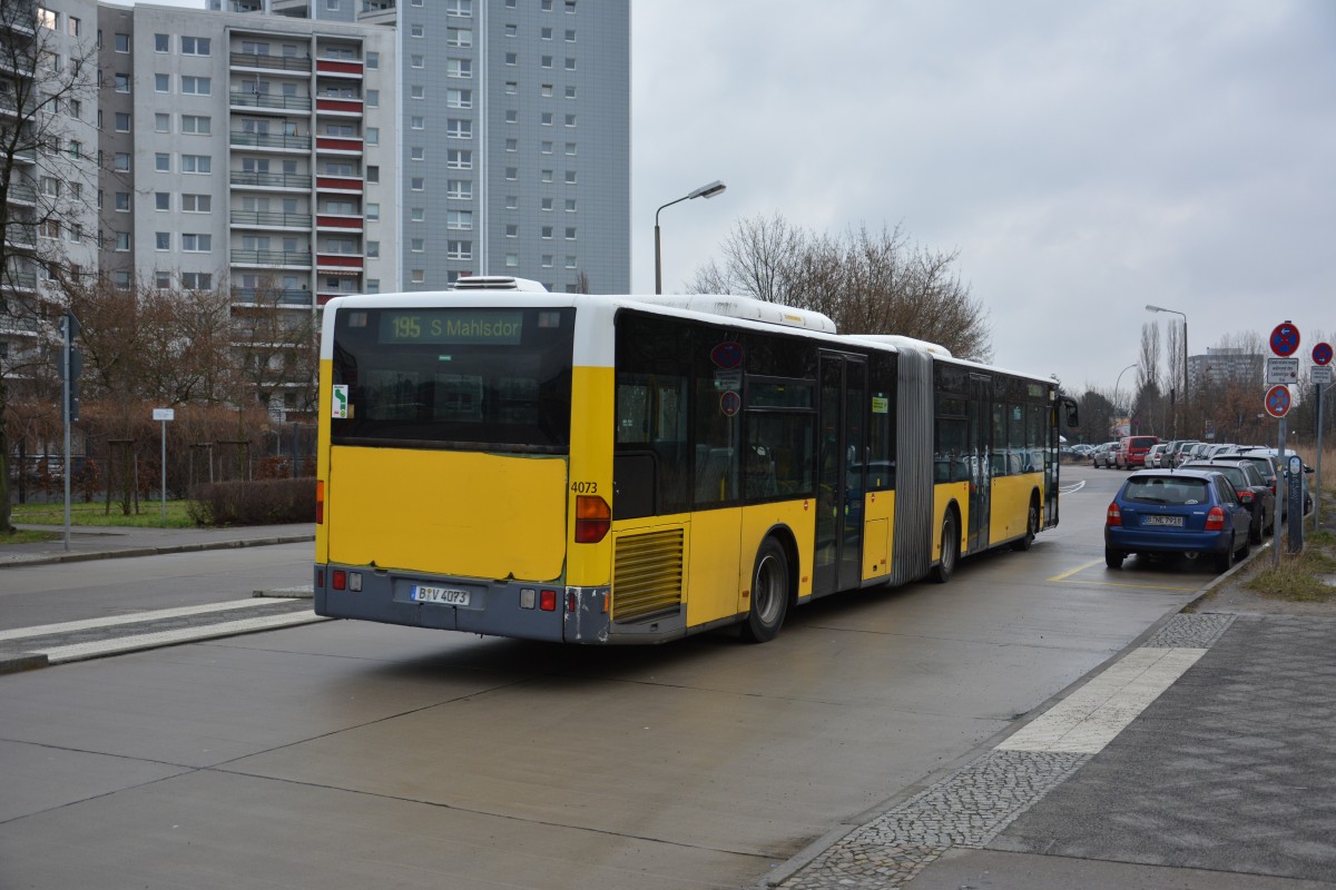 Gezeichnet vom Alltag auf den Straßen von Berlin. B-V 4073 fährt am 17.01.2015 auf der Linie 195 zum S-Bahnhof Mahlsdorf. Aufgenommen am S-Bahnhof Marzahn.
