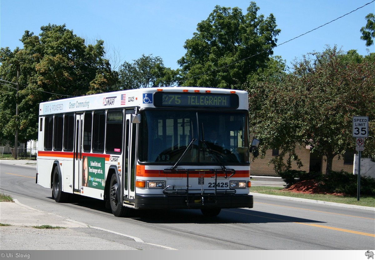 Gillig Low Floor Advantage 35'  Suburban Mobility Authority for Regional Transportation (SMART) # 22425  aufgenommen am 5. September 2013 in Dearborn, Michigan / USA.