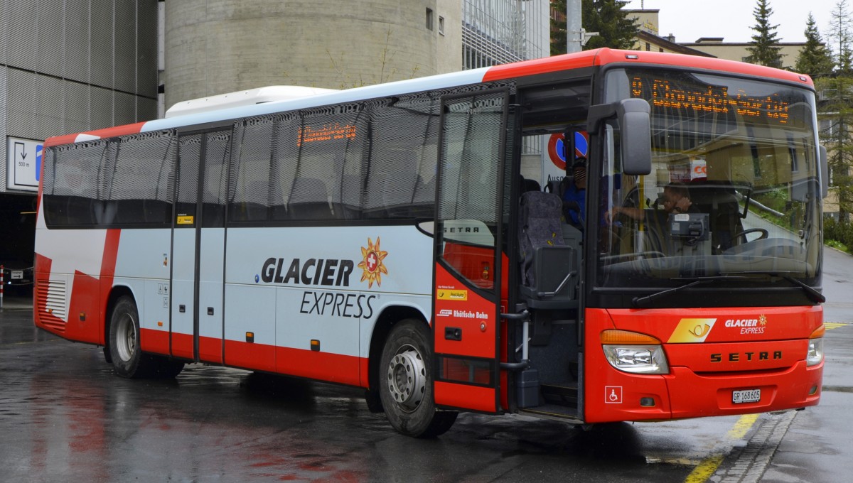  Glacier-Express auf der Strasse . Ein mit entsprechender Werbung versehenes SETRA Postauto wartet in Davos Platz am 14.05.2014 auf die Fahrt nach Clavadel-Sertig.  