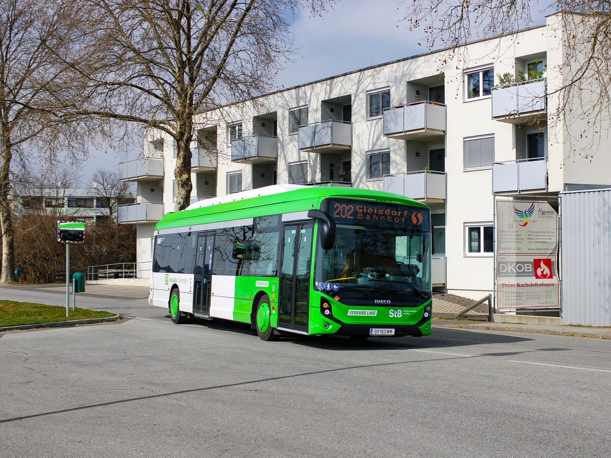 Gleisdorf. Bei der Firma Steiermarkbahn am Standort Weiz läuft aktuell der Testeinsatz eines Iveco E-Way 12m. Den Elektrobus konnte ich am 19.03.2023 als Linie 202 in der Bahnhofstraße fotografieren.
