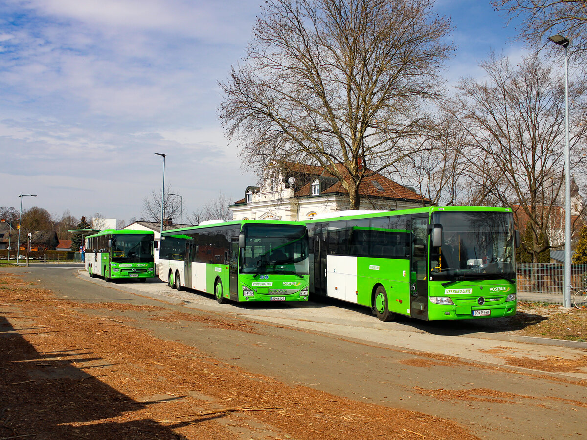Gleisdorf. Ein Treffen verschiedener Busse der ÖBB Postbus AG steht am 19.03.2023 im Bereich des Gleisdorfer Bahnhofs. Die Busse genießen hier ihre Sonntagsruhe in der Frühlingssonne, ehe sie am nächsten Tag wieder auf Linie sind.
