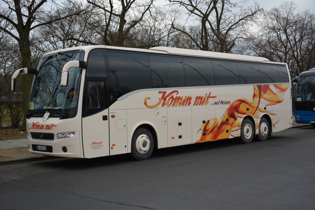 GR-KM 136 (Volvo 9900) steht am 24.01.2015 in Berlin am Olympischer Platz.
