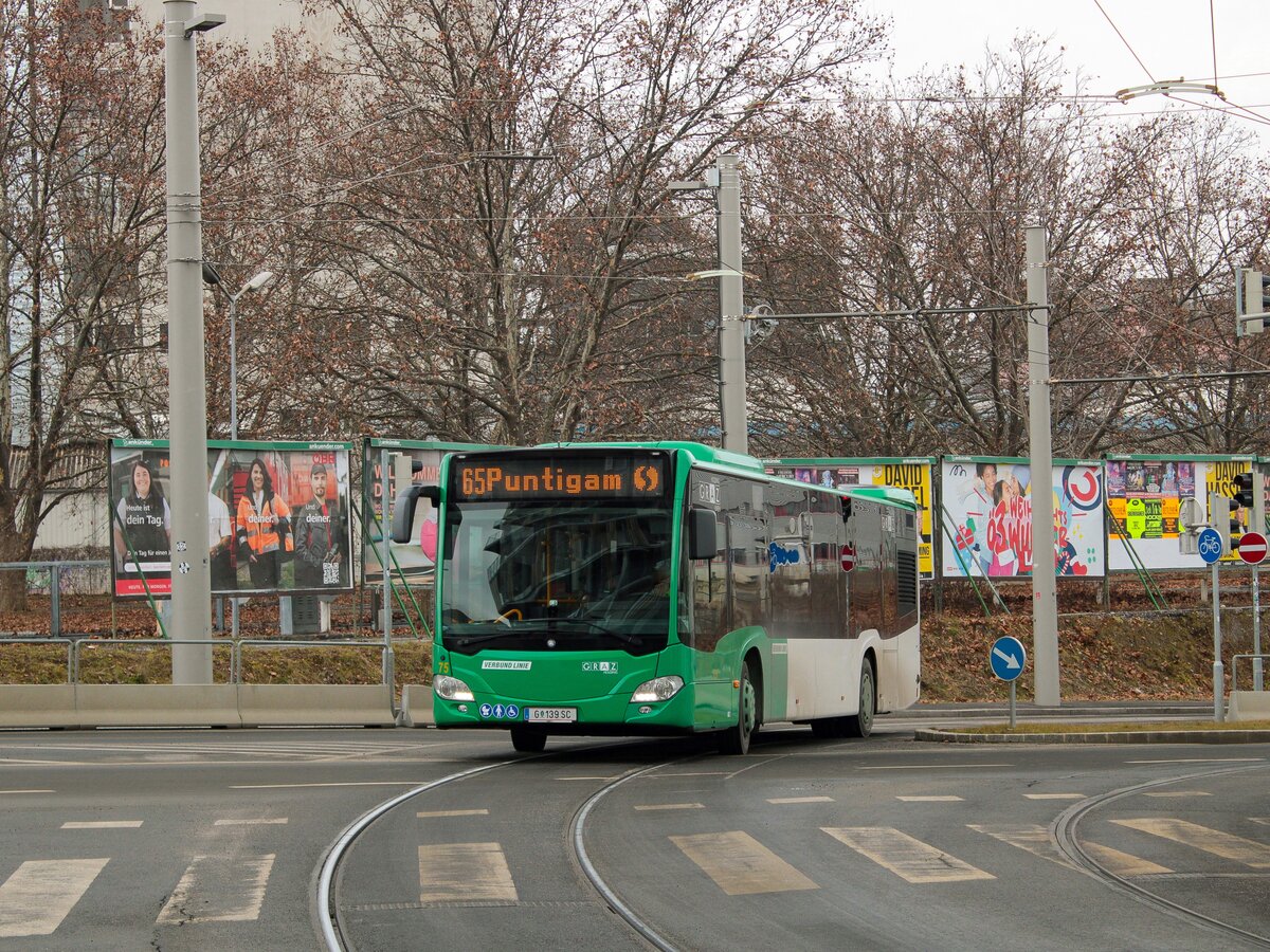 Gram. Am 27.01.2023 fährt Wagen 75 der Graz Linien als Linie 65 in die UNESCO-Esplanade ein.