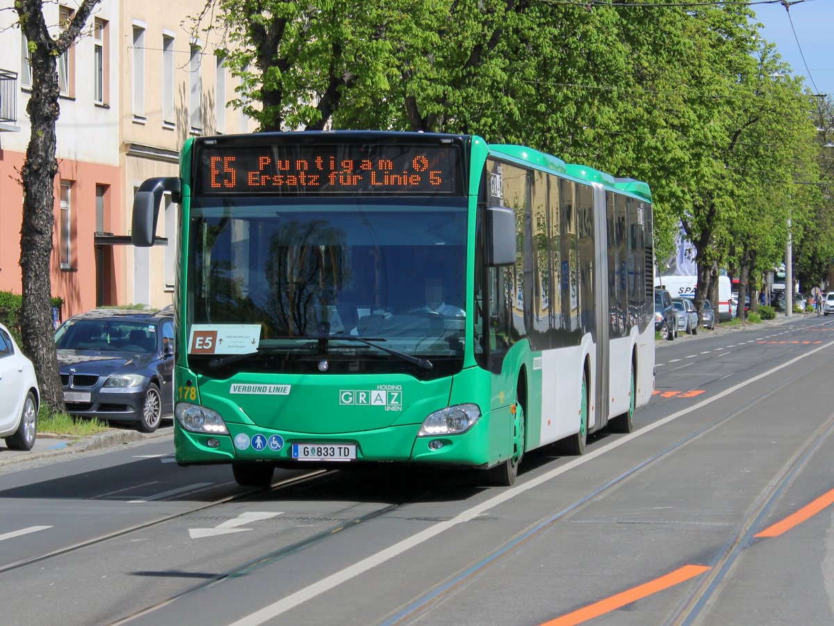 Graz. Ab heute, 15.04., werden die Gleise an der Bertha v. Suttner Friedensbrücke saniert. Die Linie 5 wird mit Ersatzbussen geführt, Wagen 178 ist hier kurz vor der Haltestelle Josefkirche als Ersatz zu sehen. 