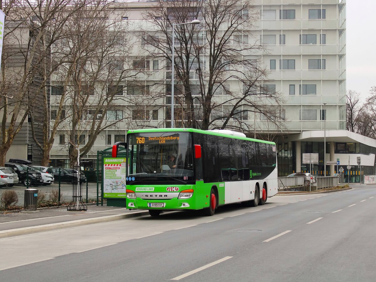 Graz. Am 01.03.2023 konnte ich den Wagen 81 der GKB, abfahrbereit als Linie 760 nach Deutschlandsberg, bei der Österreichischen Gesundheitskasse fotografieren.