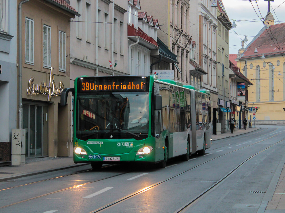 Graz. Am 02.10.2021 konnte ich Wagen 55 der Graz Linien in der Gleisdorfer Gasse aufnehmen.