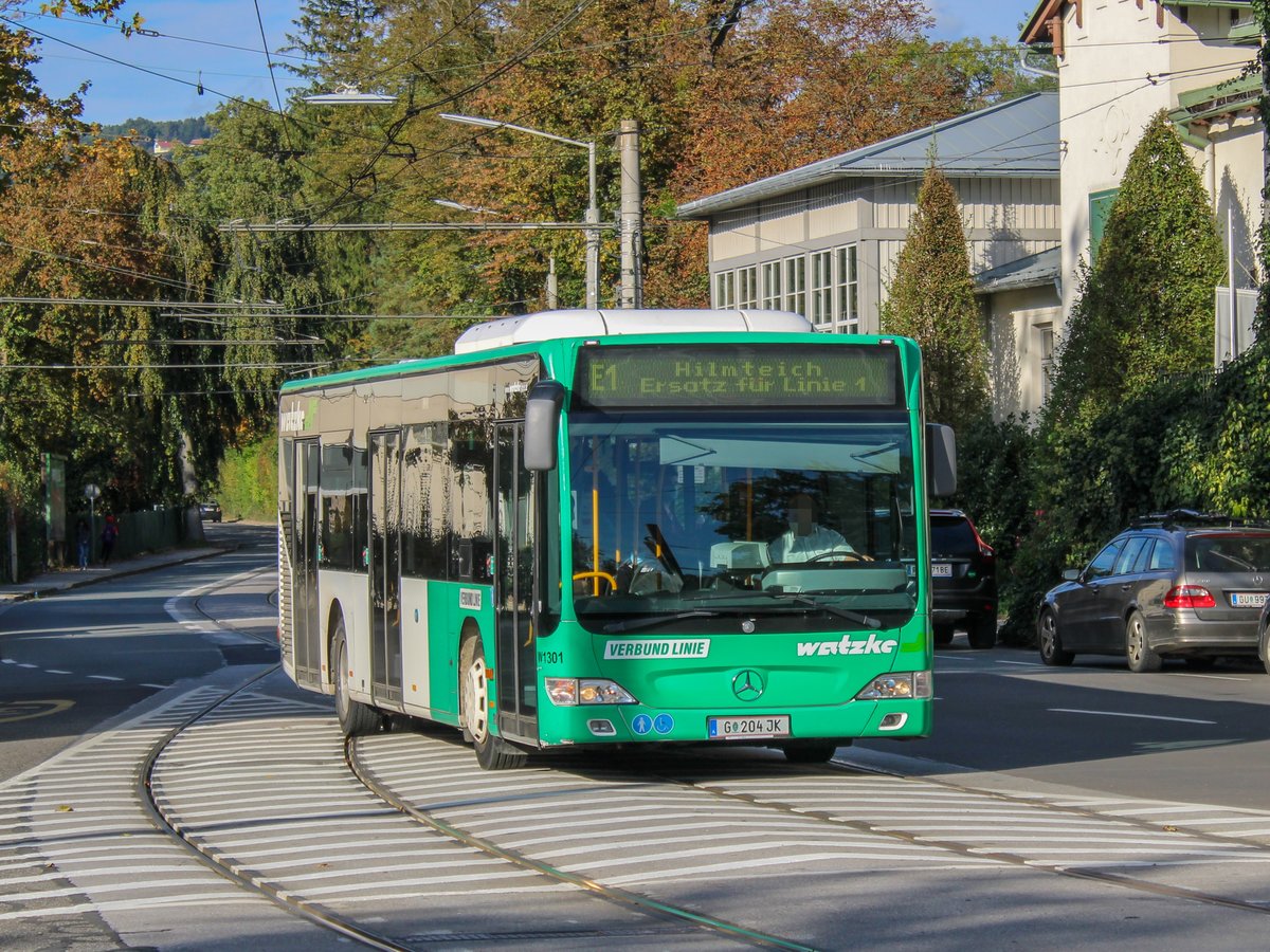 Graz. Am 05.10.2020 musste vorläufige der Betrieb auf der Straßenbahnlinie 1 eingestellt werden aufgrund eines Schadens an der Infrastruktur. Den Ersatzverkehr mussten allerdings Private übernehmen, da es bei den Graz Linien an Bussen mangelte. Der Mercedes O 530 Facelift von Watzke ist hier bei der Haltestelle Hilmteich zu sehen.