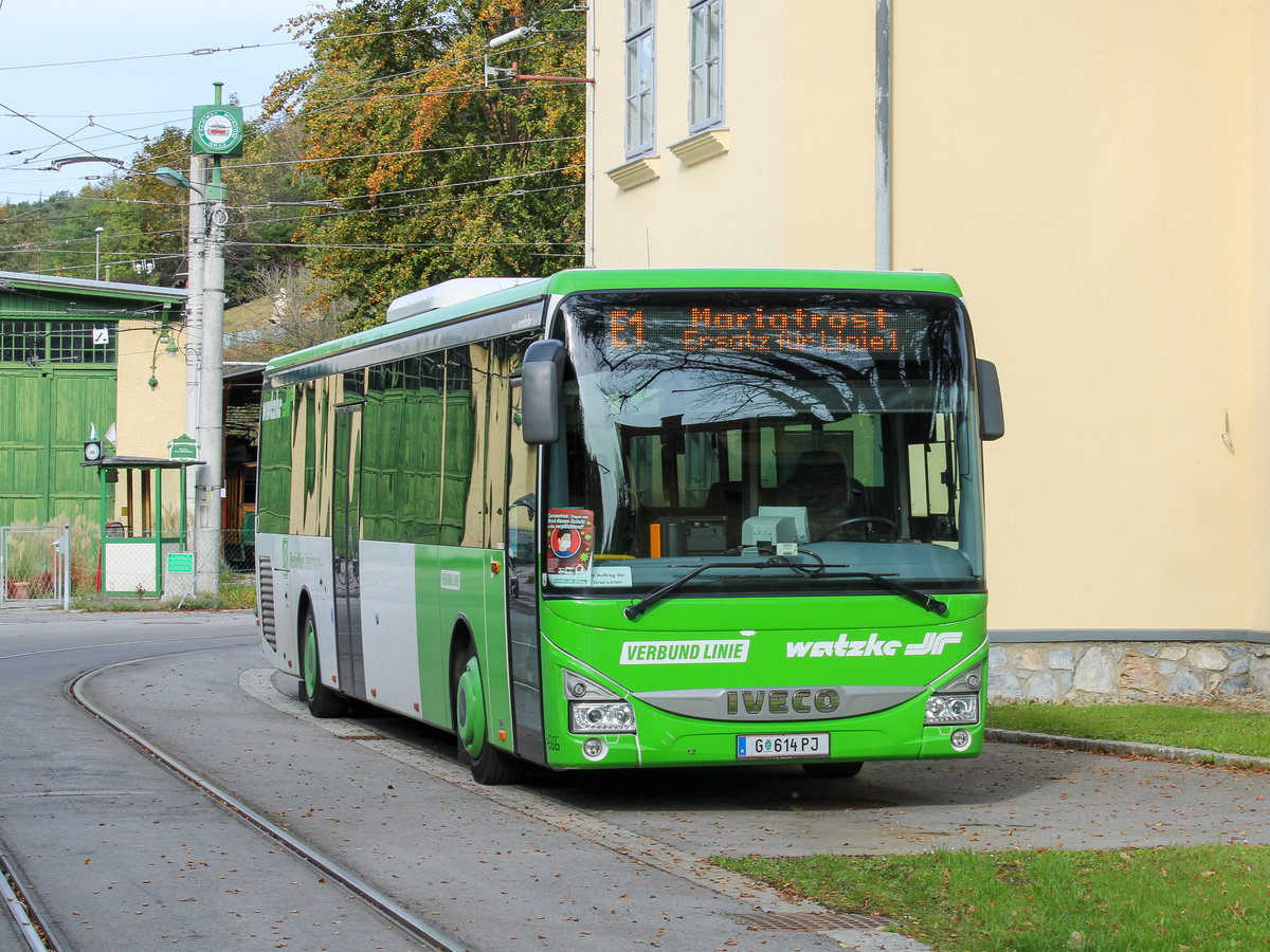Graz. Am 05.10.2020 musste vorläufige der Betrieb auf der Straßenbahnlinie 1 eingestellt werden aufgrund eines Schadens an der Infrastruktur. Den Ersatzverkehr mussten allerdings Private übernehmen, da es bei den Graz Linien an Bussen mangelte. W 4966 von Watzke ist hier in Mariatrost zu sehen.