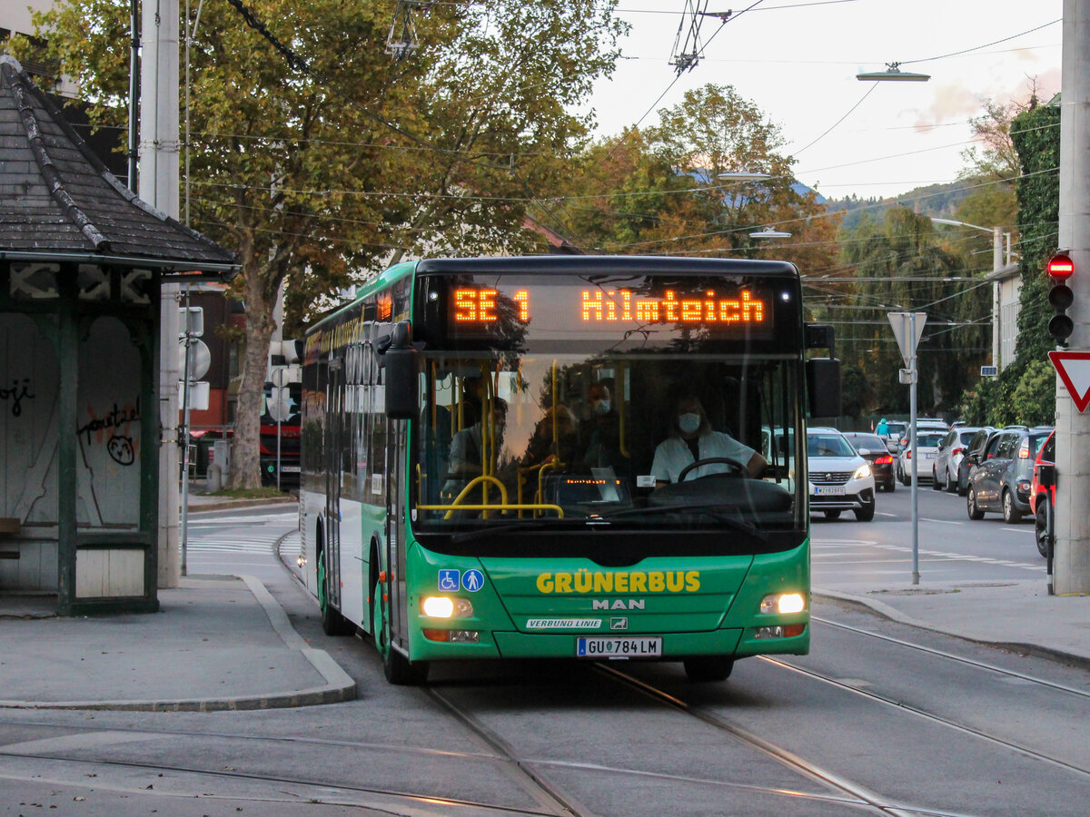 Graz. Am 05.10.2020 musste vorläufige der Betrieb auf der Straßenbahnlinie 1 eingestellt werden aufgrund eines Schadens an der Infrastruktur. Den Ersatzverkehr mussten allerdings Private übernehmen, da es bei den Graz Linien an Bussen mangelte. Ein MAN Lion's City von Grünerbus ist hier bei der Haltestelle Hilmteich zu sehen.