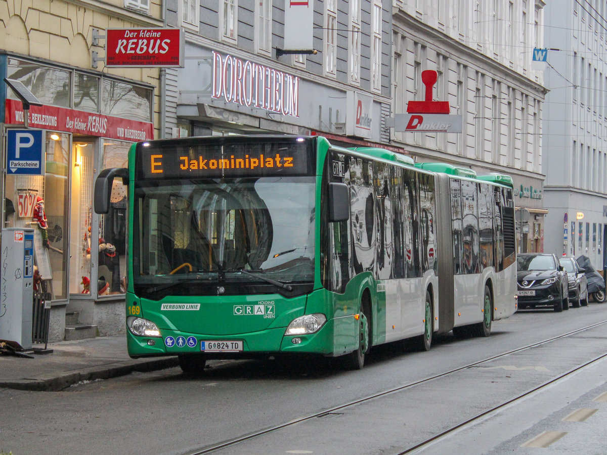 Graz. Am 06.12.2020 fanden in Graz Massentestungen auf das Coronavirus statt. Wagen 169 der Graz Linien diente als Shuttle zwischen Jakominiplatz und Brucknerstraße.