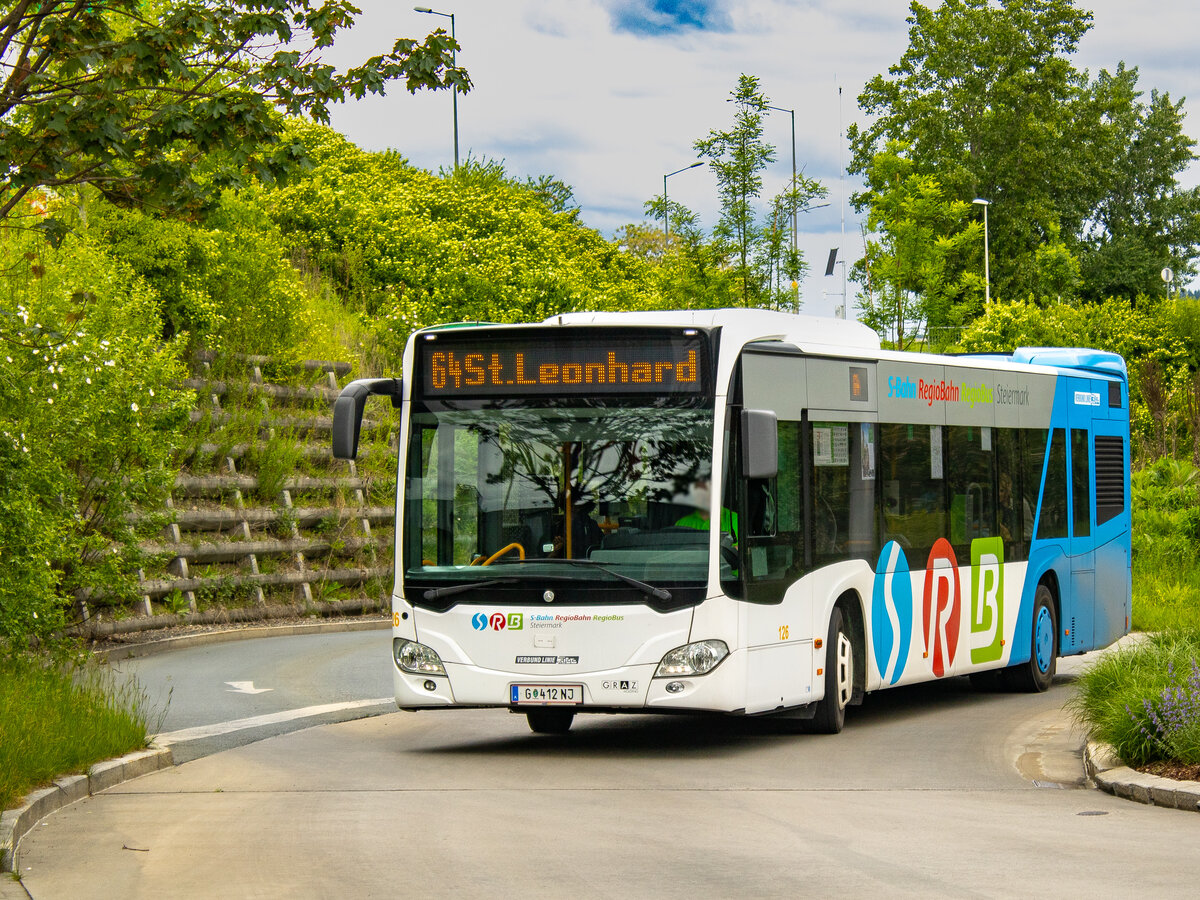 Graz. Am 07.05.2024, passiert hier Wagen 126 der Graz Linien die Schleife Puntigam