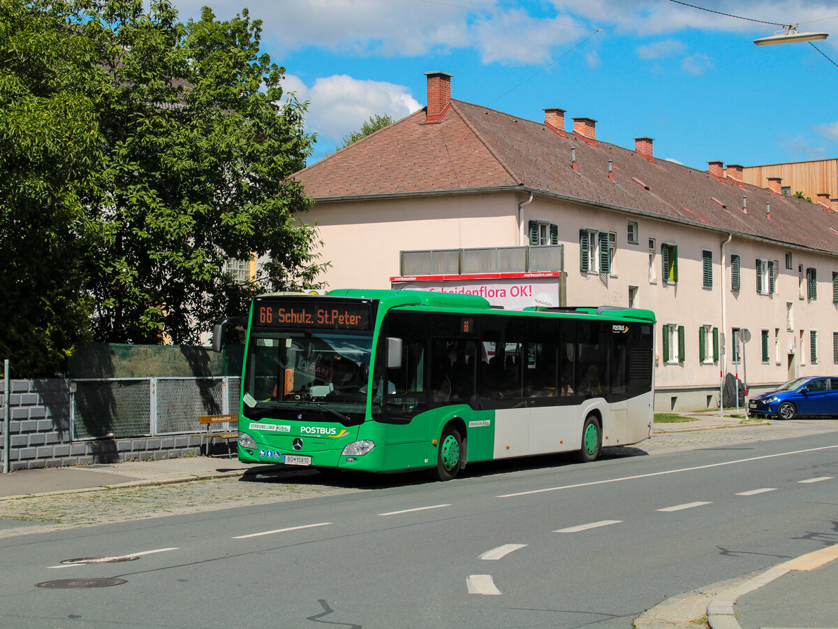 Graz. Am 08.07.2022 war der BD 15810 von Postbus auf der Linie 66 von Grottenhof in Richtung Schulzentrum St. Peter unterwegs. Den Bus konnte ich am Vormittag in der Haltestelle Fliedergasse fotografieren.