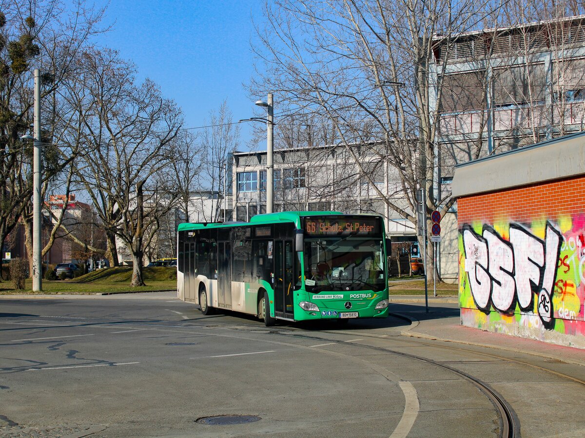 Graz. Am 09.02.2023 war der Postbus BD 15810 auf der Linie 66, hier beim Wenden an der Endhaltestelle Schulzentrum St. Peter.