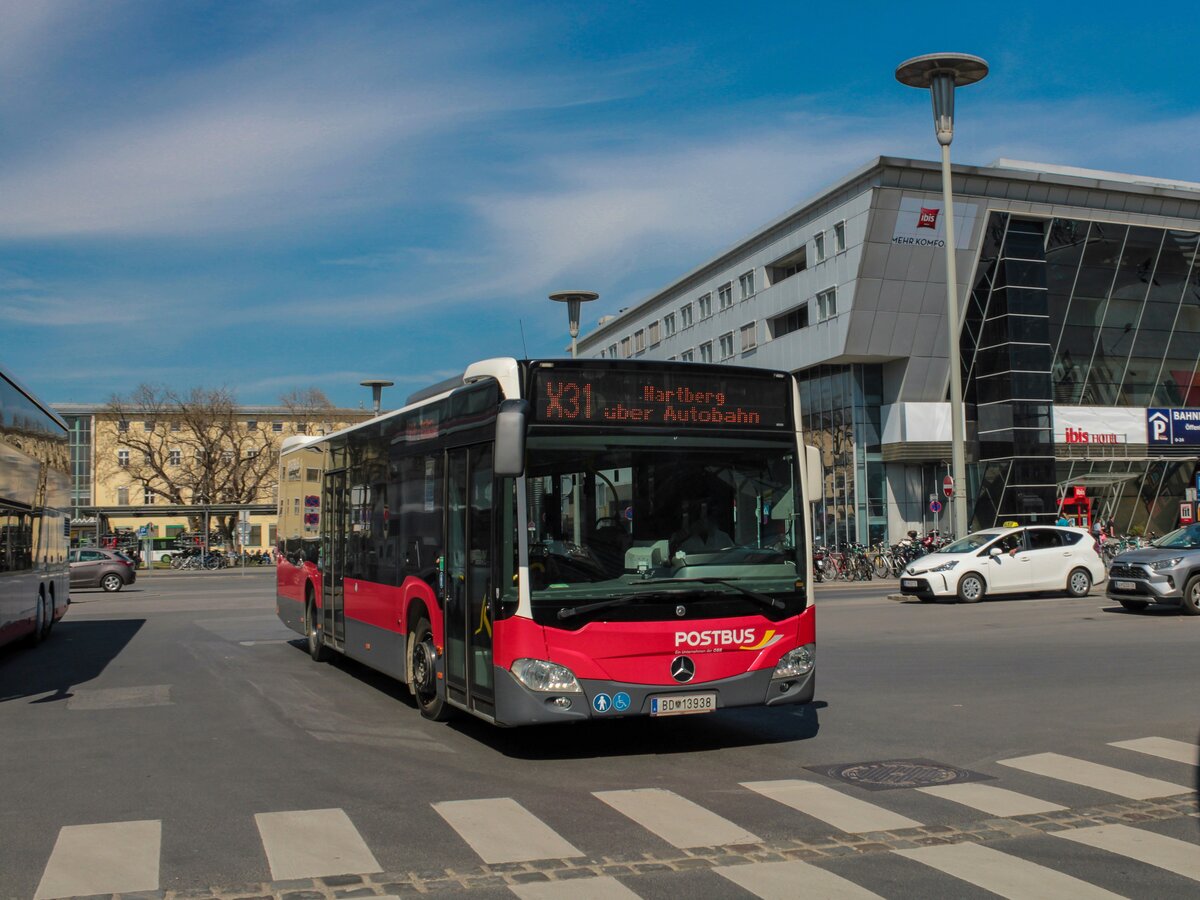 Graz. Am 12.04.2022 war der BD 13938 auf der Schnellbuslinie X31 unterwegs, hier kurz nach der Abfahrt am Grazer Hauptbahnhof am Europaplatz.