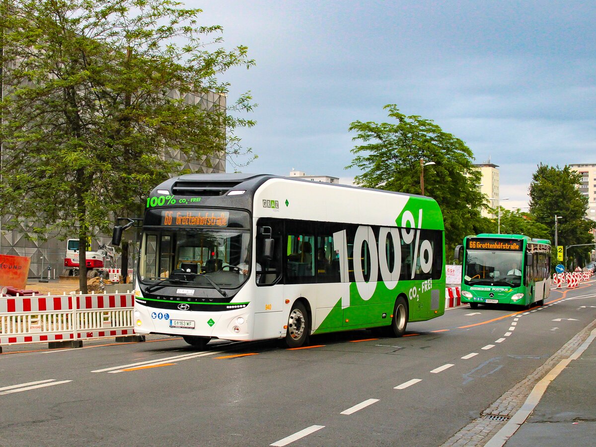 Graz. Am 12.06.2023 ist Wagen 940 der Graz Linien auf der Linie 66 eingeteilt, dahinter zu sehen ist Postbus BD 15817.