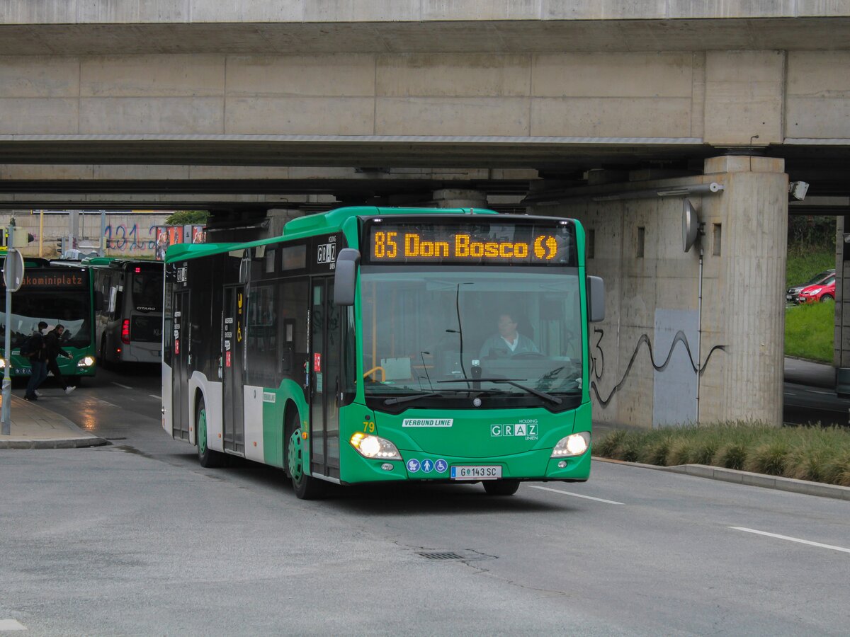 Graz. Am 12.10.2021 nahm ich die Gelegenheit, um noch ein letztes Mal die Linie 85 ausgiebig zu fotografieren, da einen Monat später diese eingestellt wurde. Vom Schlechtwetter ließ ich mich nicht abschrecken, durch dieses kamen zusätzliche Stellen in Betracht die bei Sonnenschein nicht umsetzbar gewesen wären. Dieses Bild von Wagen 79 entstand bei der Ankunft in Don Bosco.