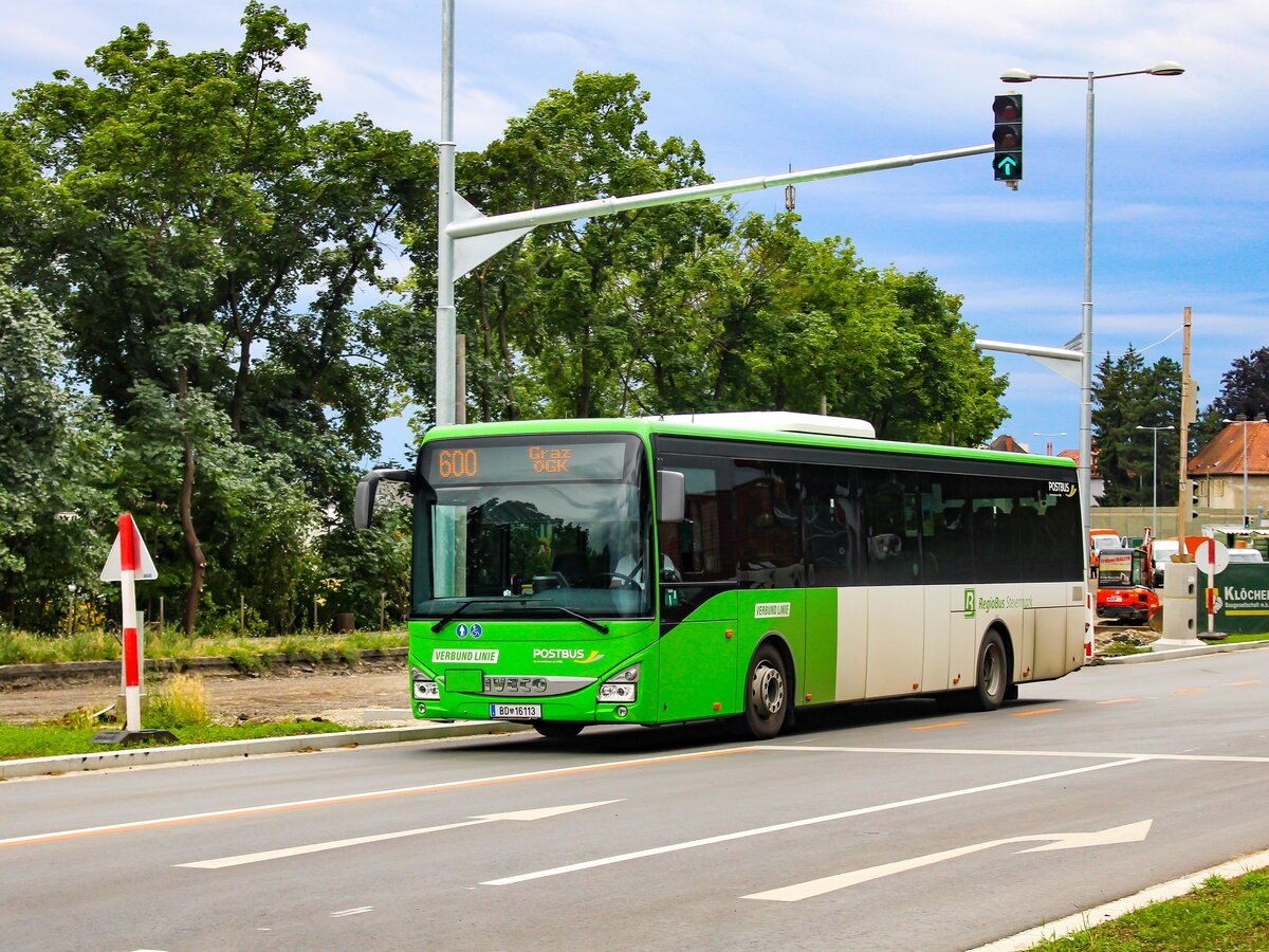 Graz. Am 13.07.2023 ist hier Postbus BD 16113 als Linie 600 nach Graz-ÖGK in der Triester Straße zu sehen.