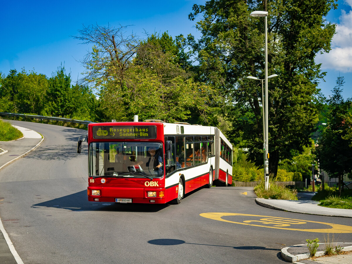 Graz. Am 14.07.2024 fand im Tramway Museum Graz ein Tag der offenen Tür statt. Aufgrund der Bauarbeiten entlang der Linie 1, der Zufahrtstrecke zum Museum, war ein in Graz noch nie da gewesenes „Spezialfahrzeug“ unterwegs: Als historischer Schienenersatzverkehr pendelte zwischen Mariatrost und Roseggerhaus der Gelenkbus 88 von Omnibus Kraftverkehr (OBK).

Der Gelenkbus von OBK hat übrigens eine spannende Geschichte: Im September 1999 wurde der Bus bei den Linz AG Linien in Dienst gestellt, das Fahrzeug wurde dann im Jahr 2008 an die Stadtwerke Klagenfurt übergeben. Im Jahr 2016 wurde der Bus von den Stadtwerken Klagenfurt verkauft und kam im Jahr 2018 zur OBK, zwischen drinnen war der Bus übrigens nördlich von Graz bei Gratkorn ziemlich versteckt abgestellt gewesen.