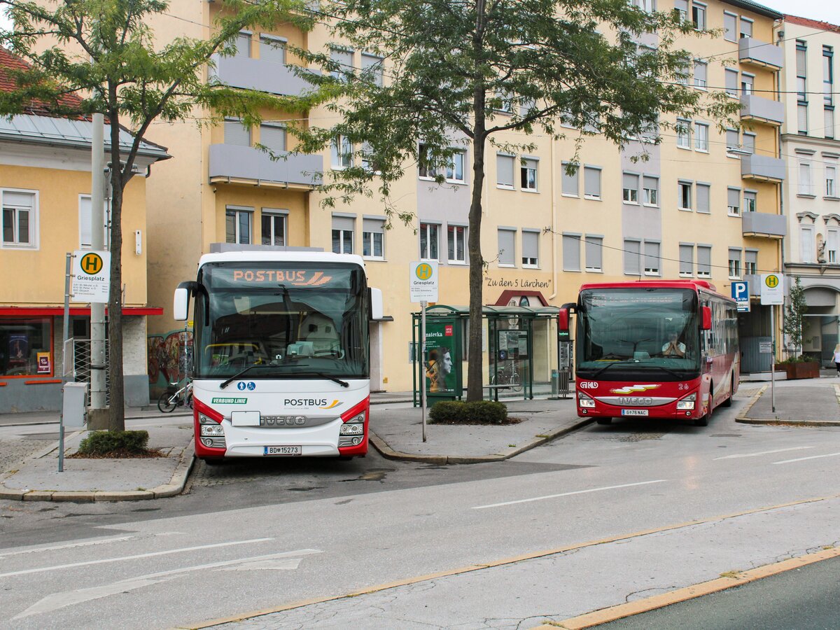Graz. Am 15.09.2022 konnte ich dieses Treffen zweier Crossway am Griesplatz aufnehmen. Links steht der Postbus BD 15273 als Linie 600 Richtung Werndorf. Rechts ist soeben der GKB Wagen 26 aus der Weststeiermark eingetroffen.