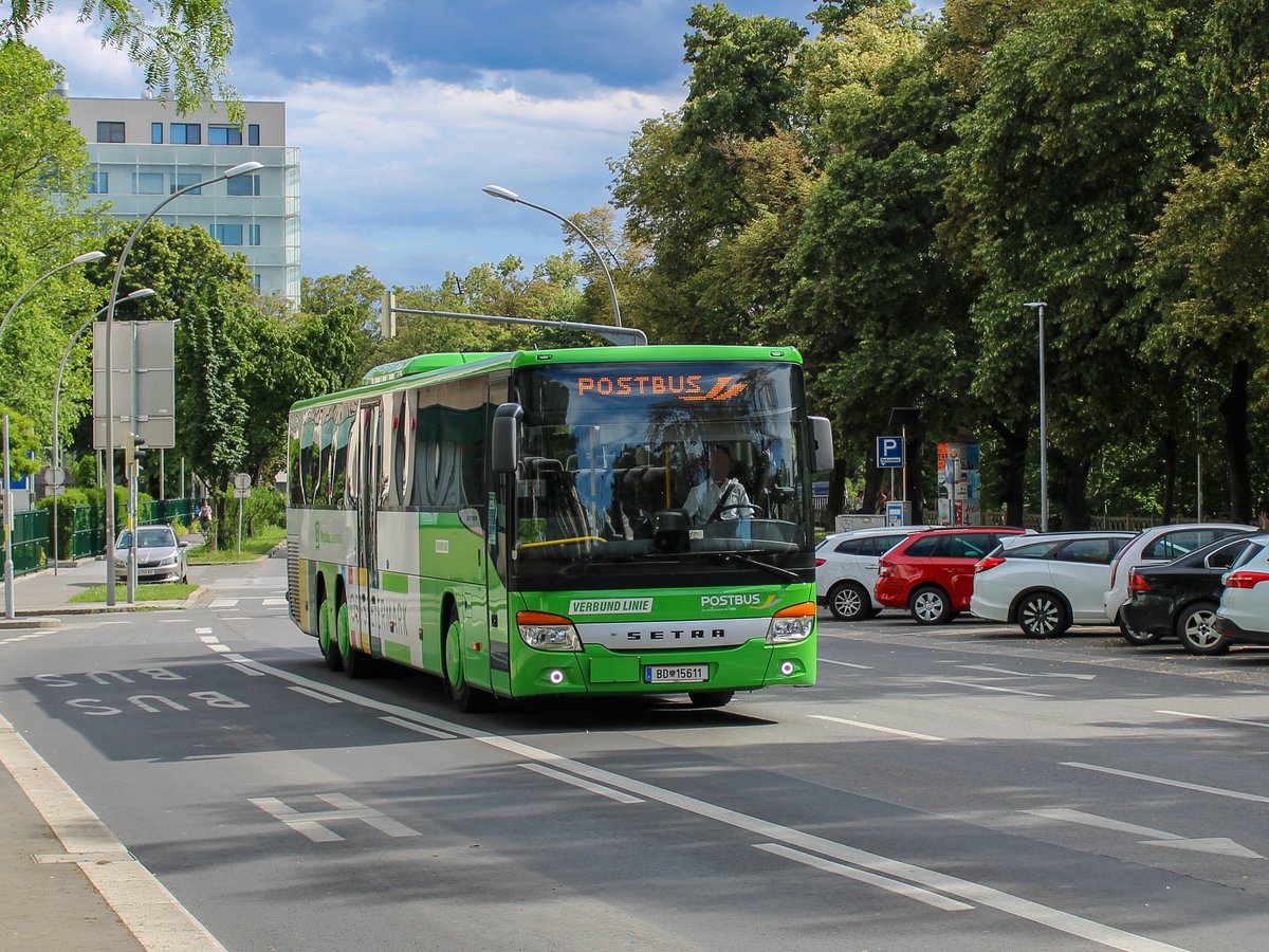 Graz. Am 18.07.2020 war dieser Setra S 418 LE von Postbus auf dem Weg zum Andreas-Hofer-Platz, hier beim Rossegerkai. 