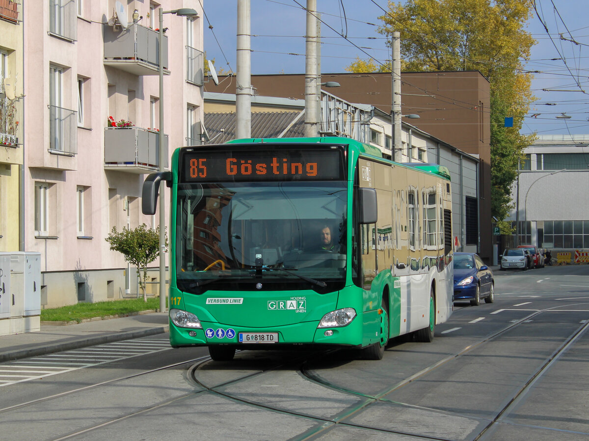 Graz. Am 20.10.2020 fährt Wagen 117 der Graz Linien auf der bereits historischen Linie 85 nach Gösting, hier bei der Laudongasse.