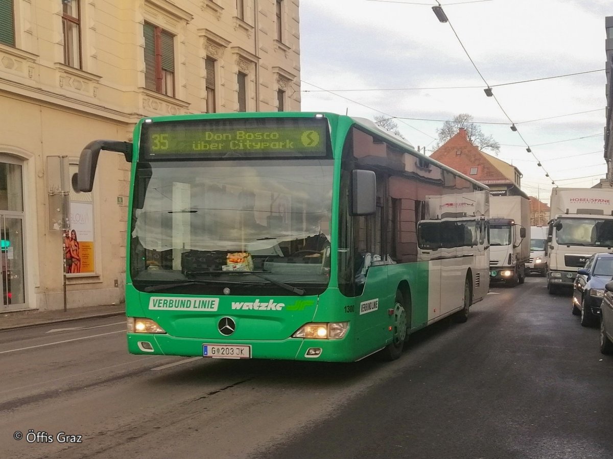 Graz. Am 20.12.2019 fuhr W 1300 auf der Linie 35, hier kurz vor dem Griesplatz in der Brückenkopfgasse.
Im Fuhrpark von Watzke sind fünf Citaro FL mit grüner LED Anzeige und sechs Citaro K FL mit oranger LED Anzeige.  