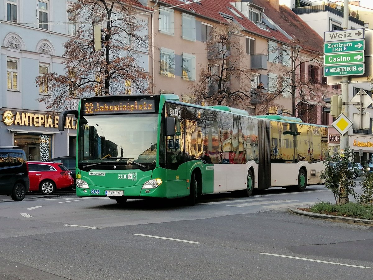 Graz. Am 20.12.2019 fuhr Wagen 158 auf
der Linie 32, hier am Griesplatz beim Einbiegen
in die Zweiglgasse. 