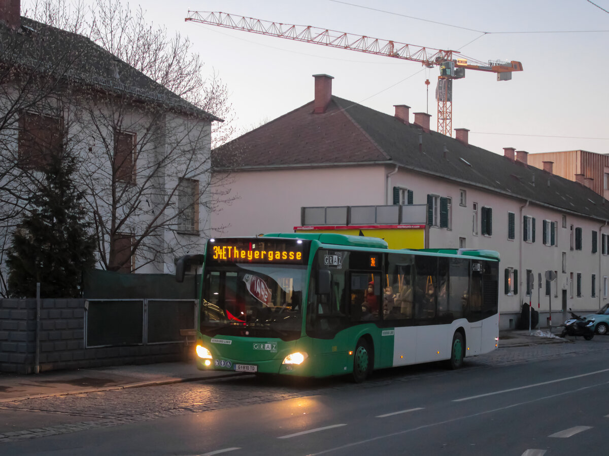 Graz. Am 20.12.2021 gab es einen besonderen Einsatz auf der Linie 34E: Auf der Gelenkbuslinie gab es den Einsatz eines Solobuses. Wagen 109 ist hier in der Neuholdaugasse zu sehen.
