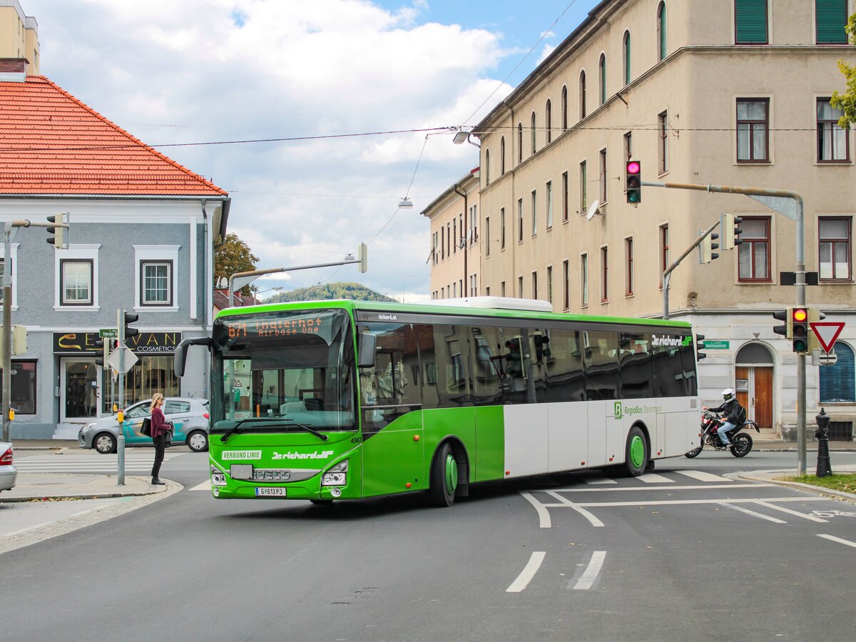 Graz. Am 21.09.2022 war der Iveco Crossway mit der Wagennummer 4967 als Linie 671 von Graz nach Thalerhof unterwegs. Den Bus konnte ich hier am Karlauplatz fotografieren.