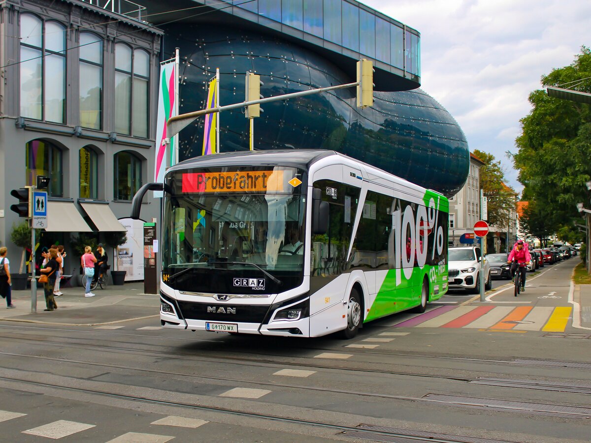 Graz. Am 22.09.2023 wurde das Projekt  move2zero  der öffentlichkeit präsentiert, bei welcher ein Wasserstoffbus von Hyundai und ein Batterieelektrischer Bus von MAN im Planeinsatz eingesetzt werden. Der MAN Lion's City 12E ist hier vor dem Kunsthaus zu sehen.