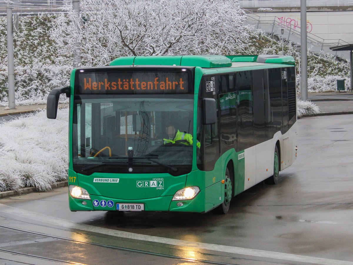 Graz. Am 25.11.2020 grüßte die Frau Holle die Steirische Landeshauptstadt. Mit dem 1. Schnee dieser Saison konnte ich Wagen 117 der Graz Linien als Werkstättenfahrt in Puntigam aufnehmen.