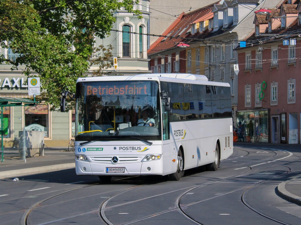 Graz. Am 31.07.2020 war dieser Intouro von Postbus auf Betriebsfahrt, hier am Jakominiplatz.