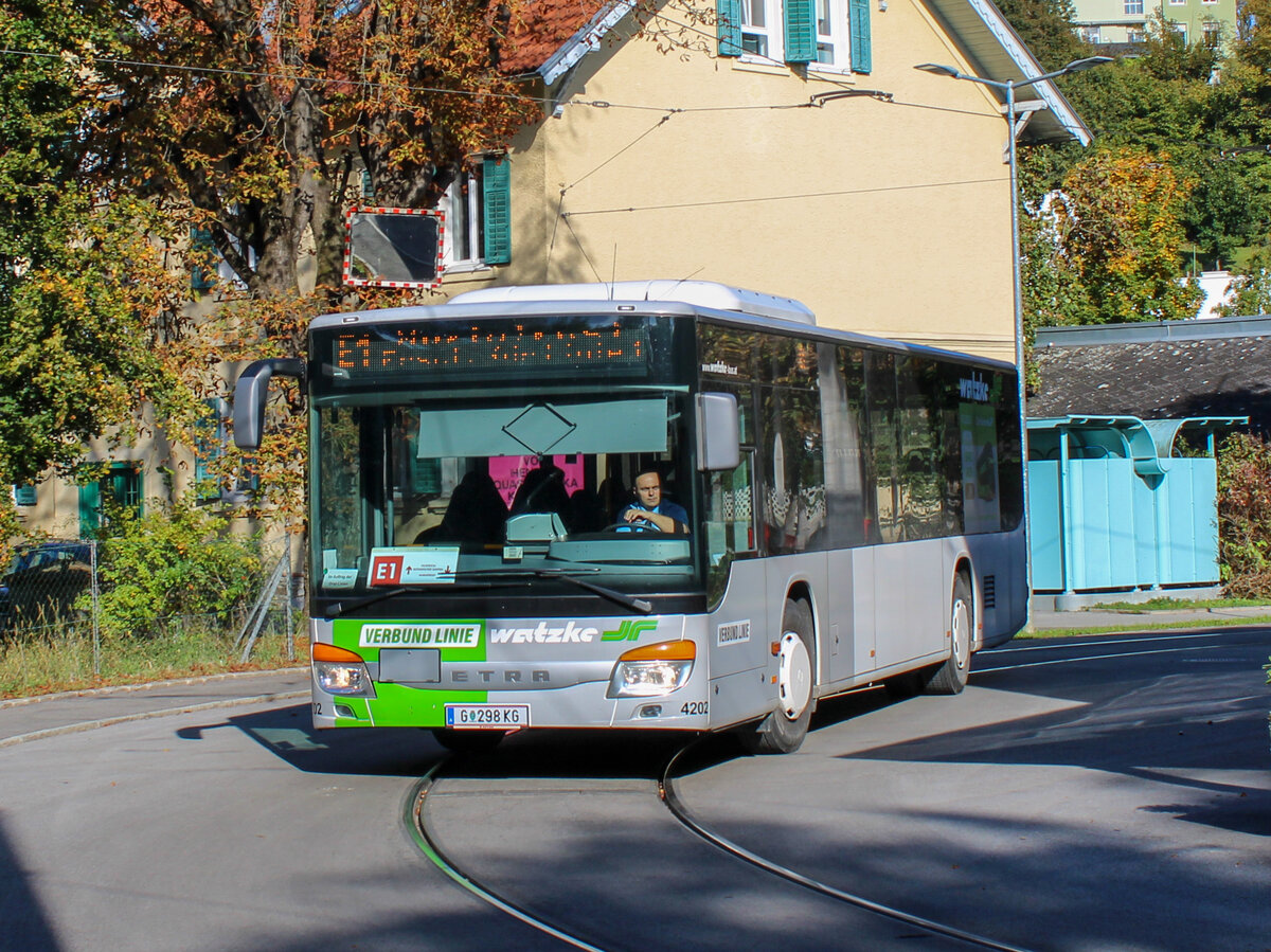 Graz. Am 6.10.2020 ist hier der W4202 von Watzke auf der Linie E1 unterwegs, abgelichtet kurz vor Mariatrost beim Tramway Museum.
