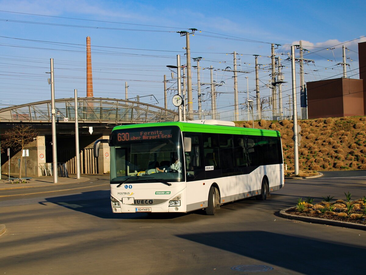 Graz. Am Abend des 06.04.2023 kommt hier der Postbus BD 14813 als Linie 630 in Puntigam an.