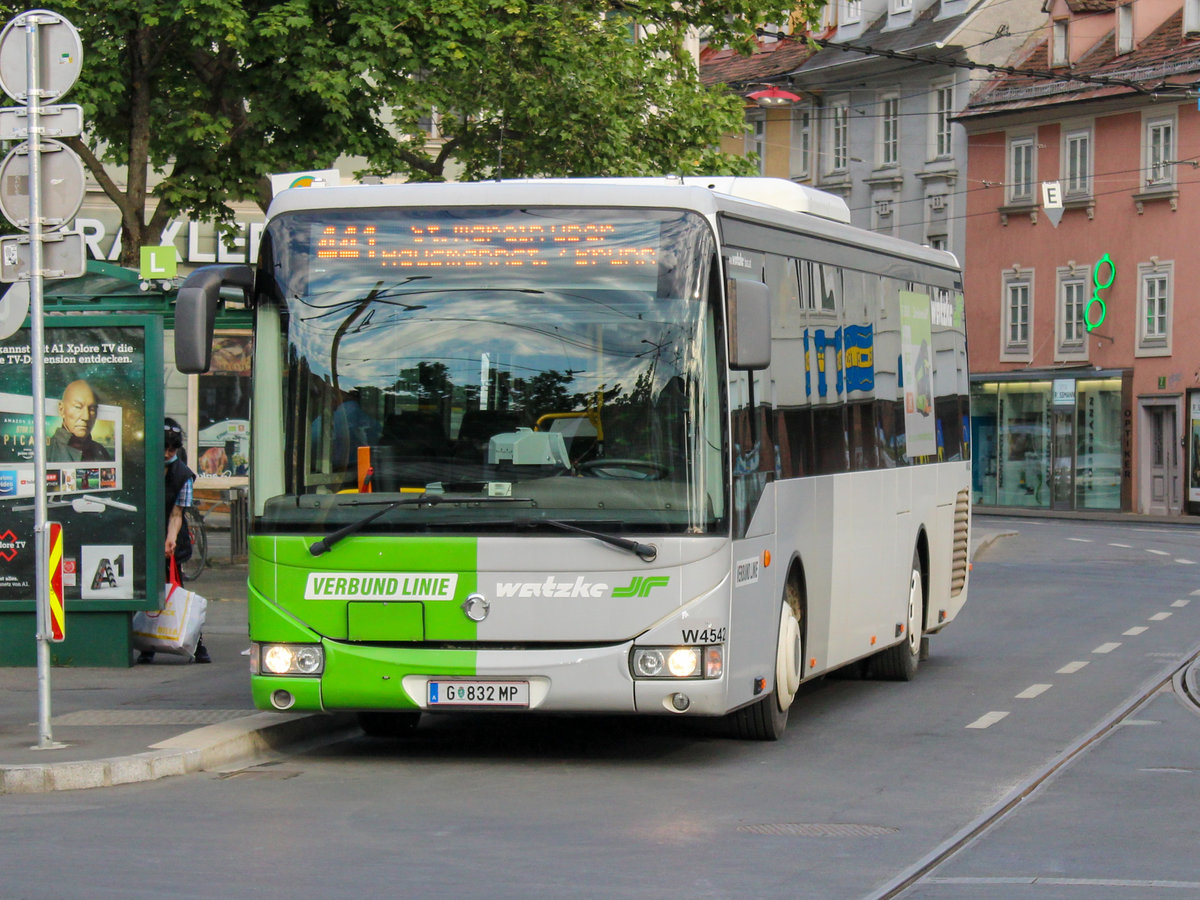 Graz. Am Abend des 09.05.2020 stand der IRISBUS Crossway von Watzke, abfahrbereit auf der Linie 441 Richtung Kirchberg an der Raab am Jakominiplatz. 