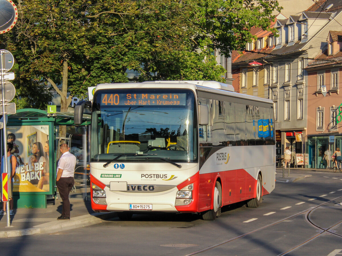 Graz. Am Abend des 10.07.2020 steht Postbus BD 15275 am Jakominiplatz als Linie 440.