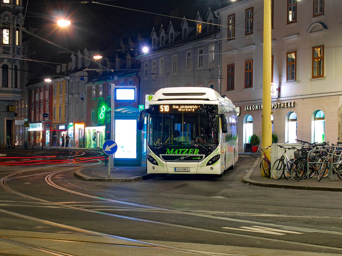 Graz. Am Abend des 15.02.2023 wartet der Wagen 3 von Matzer auf seine Abfahrt als Linie 510 nach Murberg.