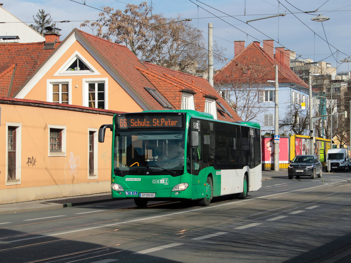 Graz. Am Nachmittag des 12.03.2023 konnte ich den Wagen 74 als Linie 66, kur vor der Endstation Schulzentrum St. Peter in der Petersgasse fotografieren.