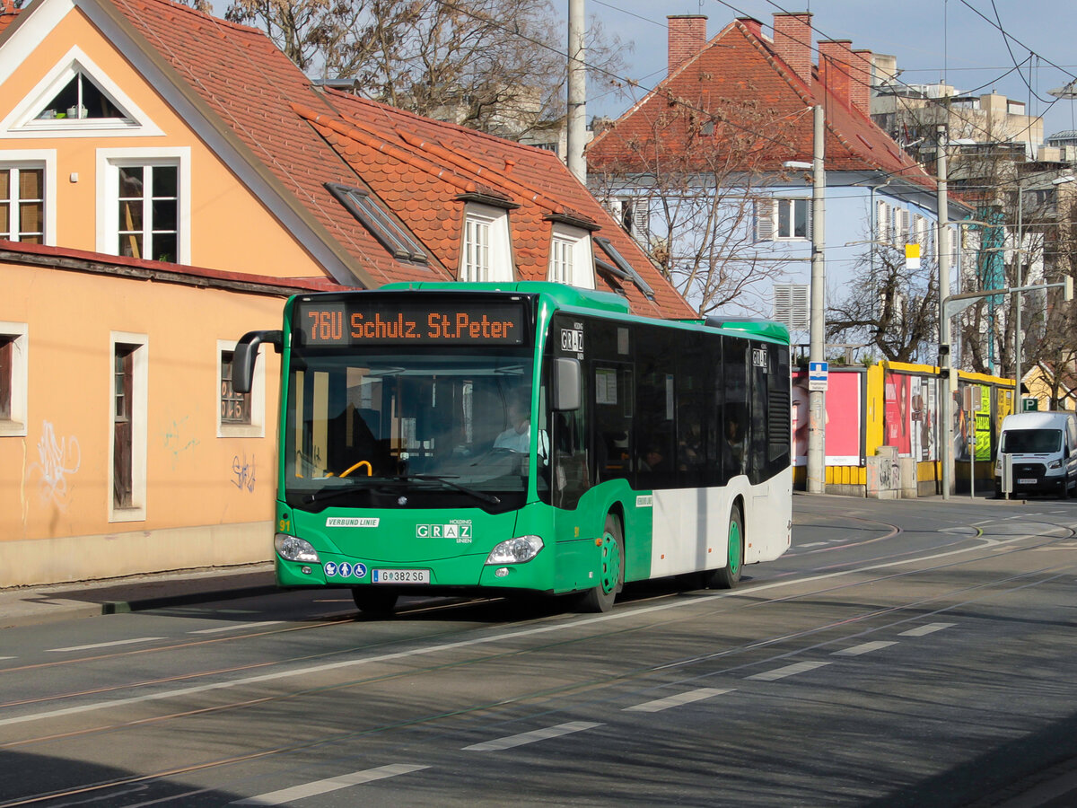 Graz. Am Nachmittag des 12.03.2023 konnte ich den Wagen 91 als Linie 76U, kur vor der Endstation Schulzentrum St. Peter in der Petersgasse fotografieren.