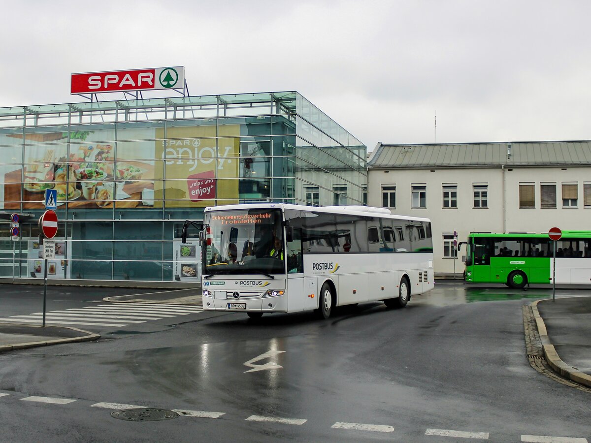 Graz. Am Osterwochenende wurde zwischen Graz und Frohnleiten/Leoben wegen Bauarbeiten ein Schienenersatzverkehr wegen Gleisbauarbeiten eingerichtet. Der Postbus BD 14556 ist hier als SV501 am Europaplatz zu sehen.