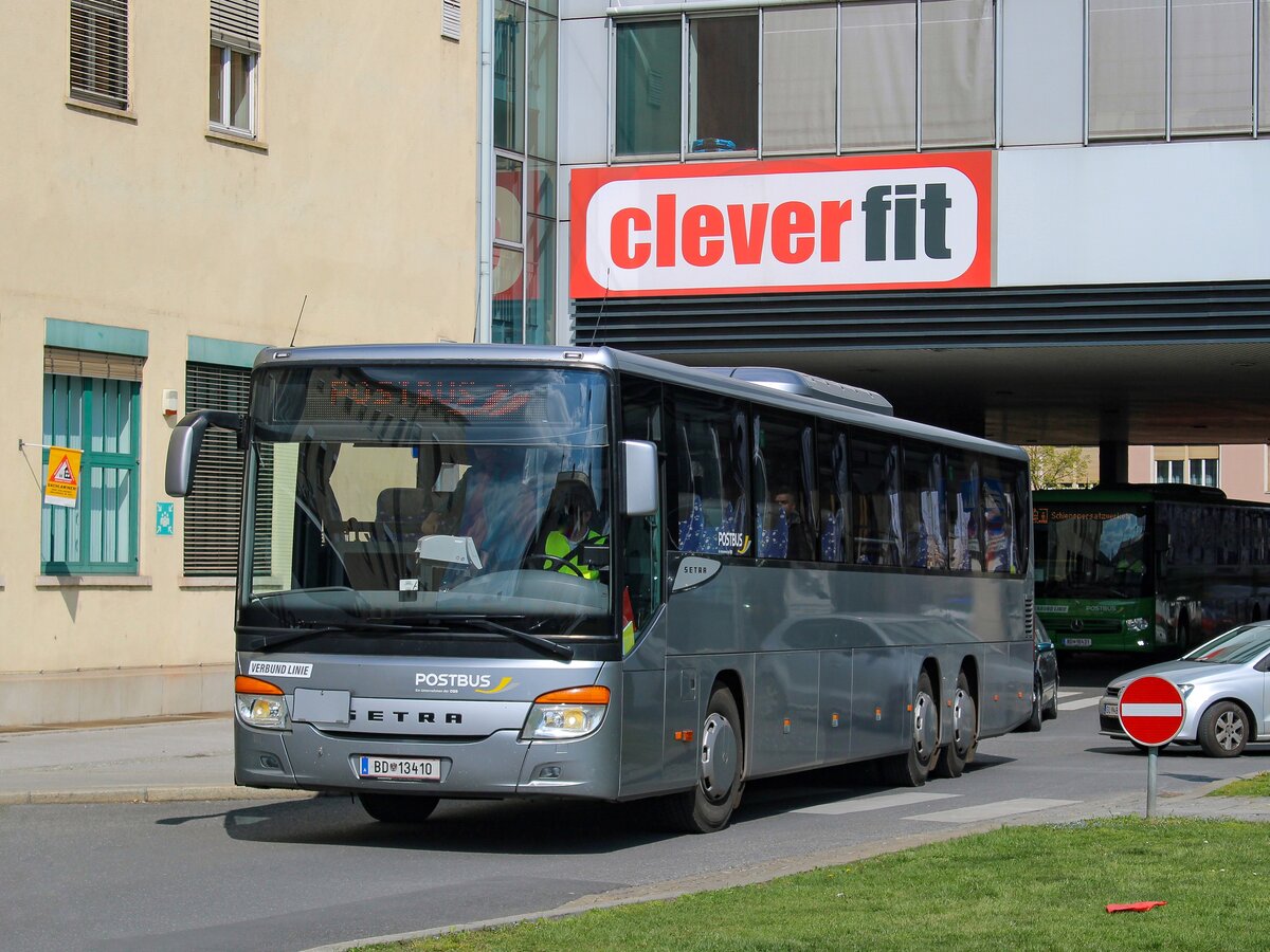 Graz. Am Osterwochenende wurde zwischen Graz und Frohnleiten/Leoben wegen Bauarbeiten ein Schienenersatzverkehr wegen Gleisbauarbeiten eingerichtet. Der Postbus BD 13410 ist hier als SV501 am Europaplatz zu sehen.