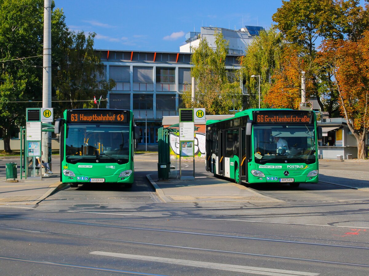 Graz. Am späten Nachmittag des 28.09.2023 stehen hier Wagen 184 der Graz Linien und Wagen 15815 von Postbus in der Schleife Schulzentrum St. Peter.
