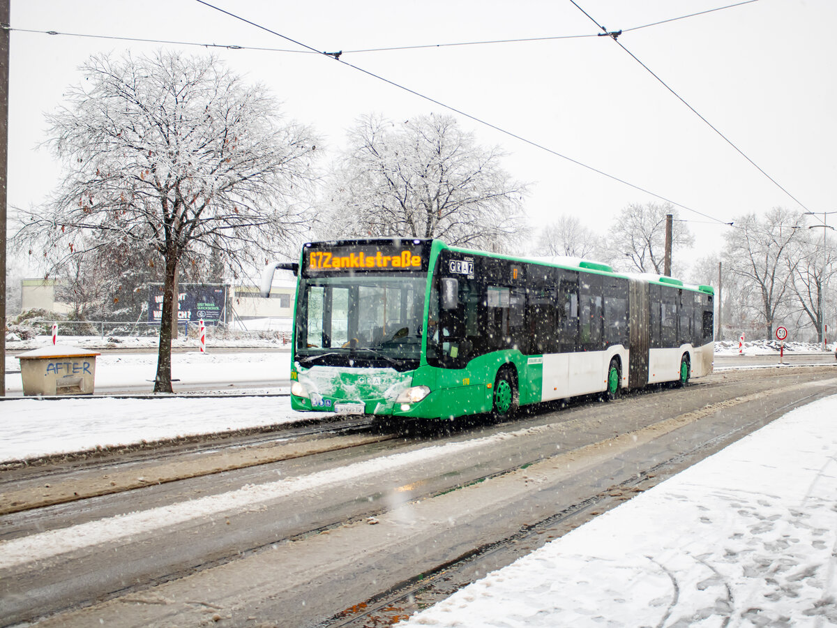 Graz. Am Vormittag des 02.12.2023 hat es in der steirischen Hauptstadt ordentlich geschneit – Wagen 170 der Graz Linien ist hier als Linie 67 beim Zentralfriedhof zu sehen.