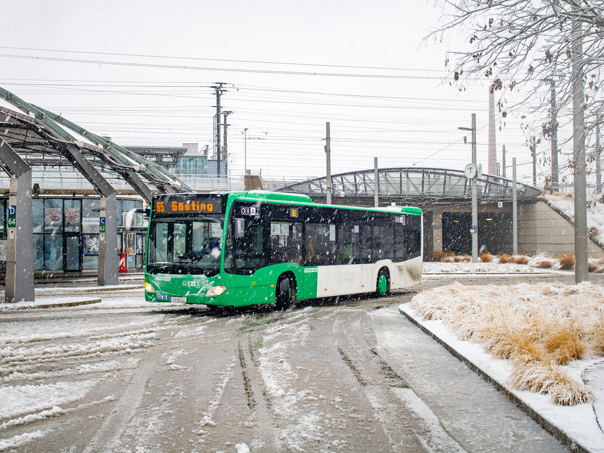 Graz. Am Vormittag des 02.12.2023 hat es in der steirischen Hauptstadt ordentlich geschneit – Wagen 81 der Graz Linien ist hier als Linie 65 in Puntigam zu sehen.