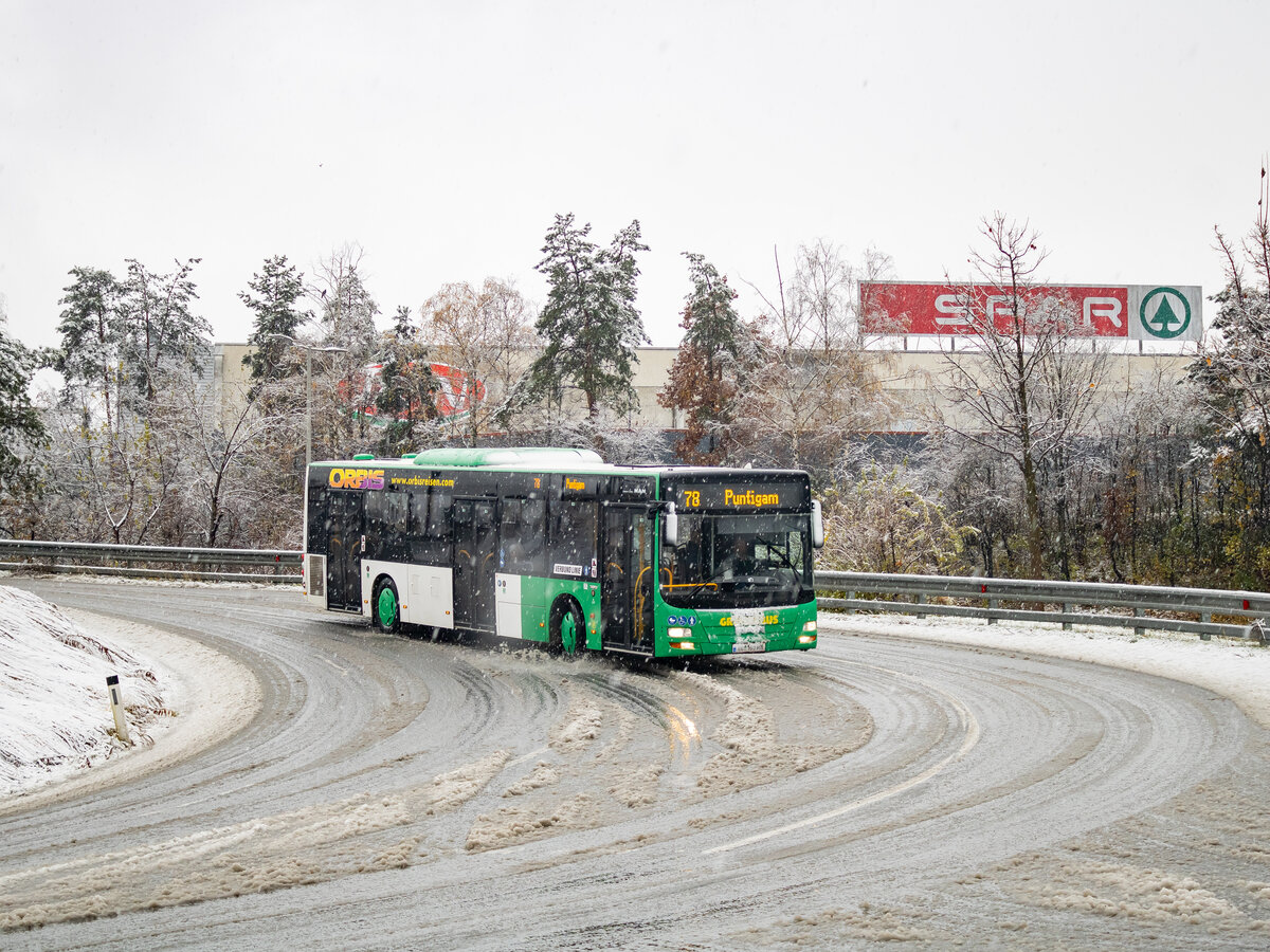Graz. Am Vormittag des 02.12.2023 hat es in der steirischen Hauptstadt ordentlich geschneit – Wagen 8 von Grünerbus ist hier als Linie 78 beim Schwarzen Weg zu sehen.