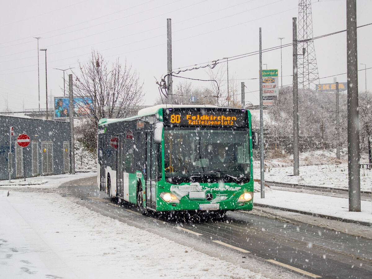 Graz. Am Vormittag des 02.12.2023 hat es in der steirischen Hauptstadt ordentlich geschneit – Wagen 1304 von Dr. Richard ist hier als Linie 80 beim Verlassen der Haltestelle Puntigam zu sehen.