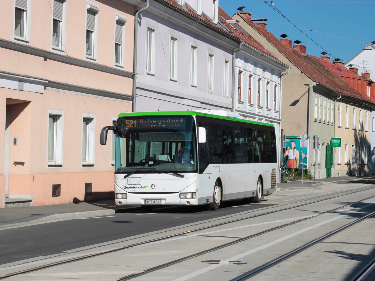 Graz. Am Vormittag des 23.09.2022 war dieser ex. Verkehrsverbund Ostregion Irisbus Crossway auf der Linie 521 von Graz nach Schwasdorf unterwegs. Der Wagen konnte von mir bei der Münzgrabenkirche fotografiert werden.