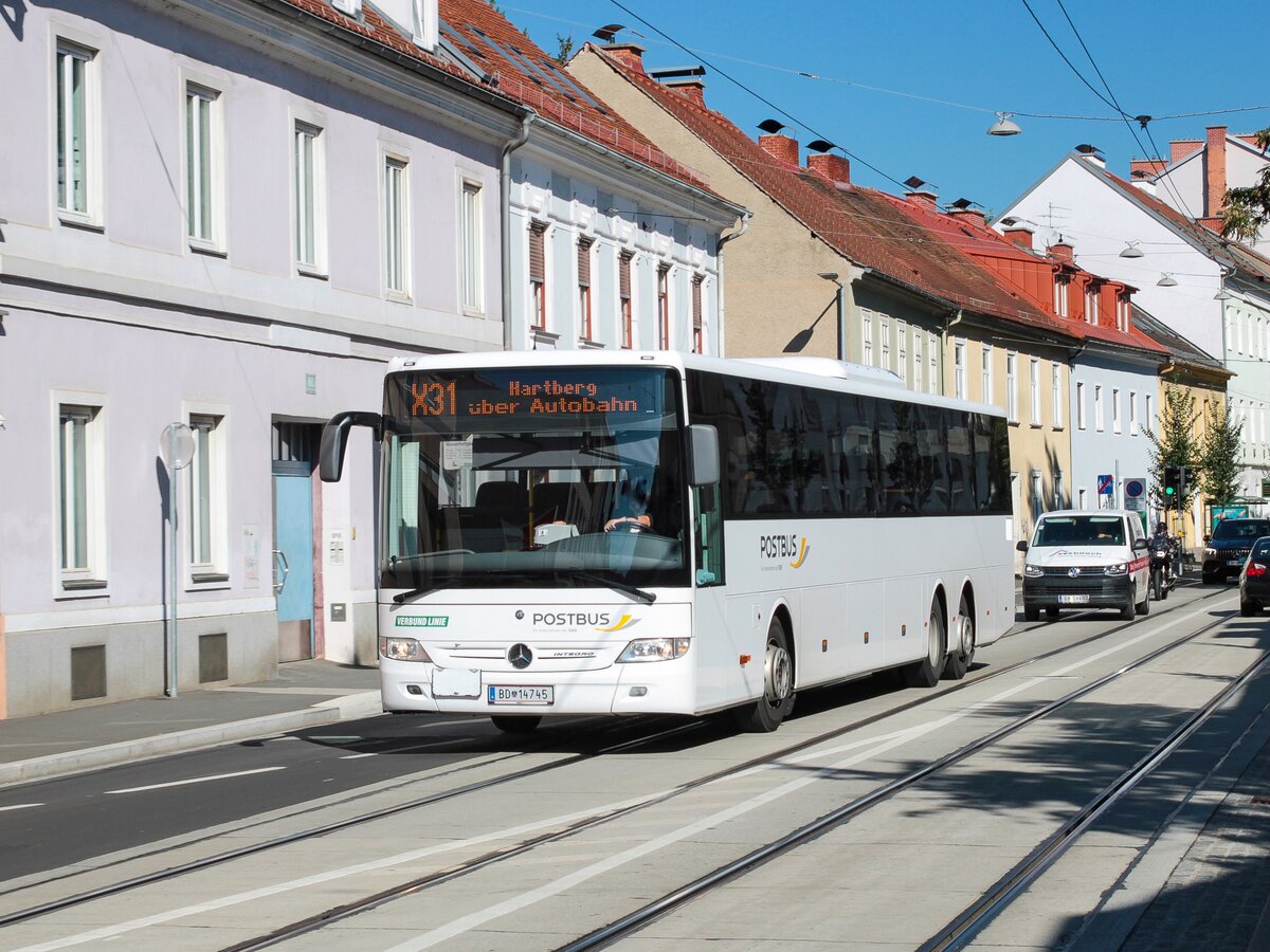 Graz. Am Vormittag des 23.09.2022 war der BD 14745 von Postbus auf der Schnellbuslinie X31 von Graz nach Hartberg unterwegs. Der Wagen konnte von mir bei der Münzgrabenkirche fotografiert werden.